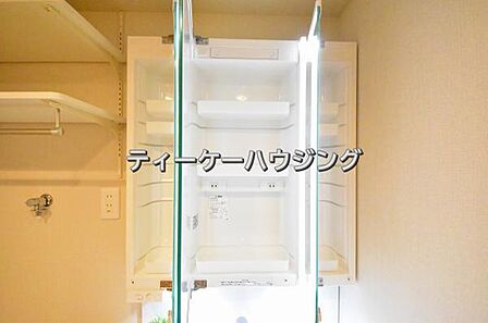 三面鏡の裏には収納がたっぷり。洗面室をすっきりきれいに使えます。