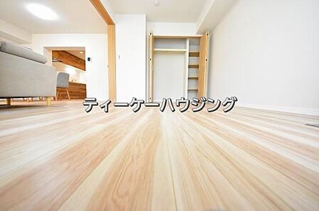 南に面した洋室は採光、通風に優れた心地よい空間です。