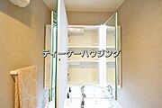 三面鏡の裏には収納がたっぷり。洗面室をすっきりきれいに使えます。