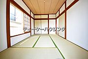 畳には空気が多く含まれているので、空気の層が音を吸収。元気いっぱいの子供さんも伸び伸び遊べます。