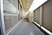 広々したバルコニーは日々の暮らしに、ゆとりと優雅さをもたらしてくれる筈です。 