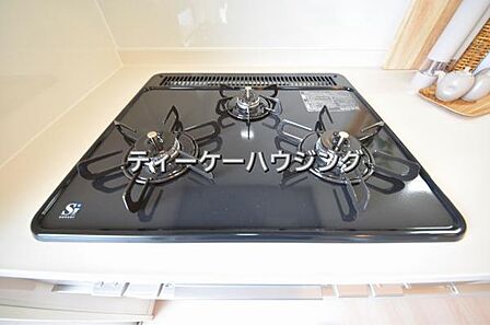 三つの調理が同時に出来てお料理時間を一気に短縮。三口ホーロートップコンロ