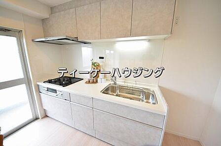 キッチンに収納が多いと助かりますよね。