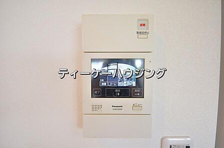 室内から来訪者の確認ができます。カラーモニター付きインターフォン