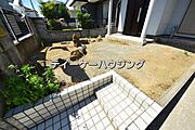 夏はビニールプールで元気に水遊び。ガーデニングや家庭菜園と腕の見せ所です。