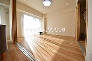 バルコニーに面した明るくて、風通しの良い心地よい洋室です。