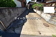 ゆとりの2台駐車可能。ご両親やお友達が訪ねて来ても安心です。