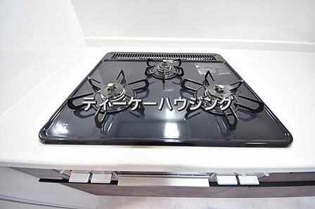 三つの調理が同時に出来てお料理時間を一気に短縮。三口ホーロートップコンロ