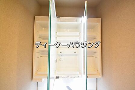 三面鏡の裏には収納がたっぷり。洗面室をすっきりきれいに使えます。