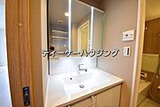 清潔感のあるボウル。開放感ある空間と、十分な大きさの鏡も自慢です。 