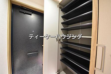 収納力たっぷり。ゆとりのシューズボックスにはママのブーツもラクラク入ります。