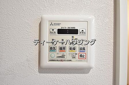 浴室暖房乾燥機がバスルーム内を換気して、カビの発生を抑えます。お洗濯物もよく乾きます。