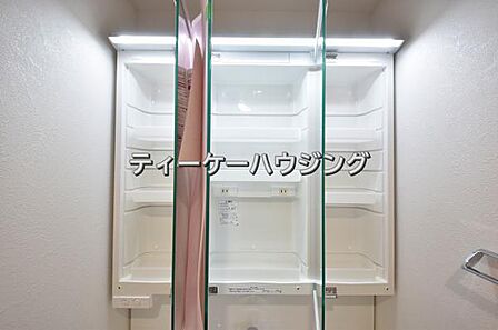 三面鏡の裏には収納がたっぷり。洗面室をすっきりきれいに使えます。