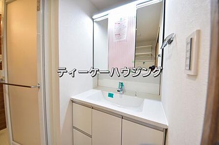 清潔感のあるボウル。開放感ある空間と、十分な大きさの鏡も自慢です。