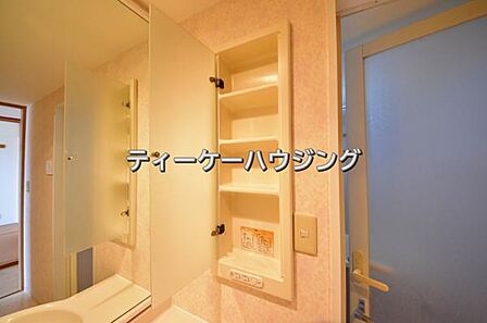 洗面所に収納があると助かりますよね。