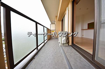 広々したバルコニーは日々の暮らしに、ゆとりと優雅さをもたらしてくれる筈です。 