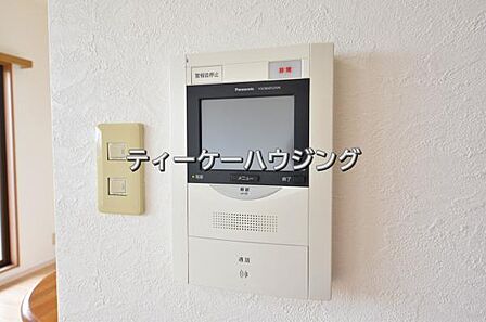 室内から来訪者の確認ができます。モニター付きインターフォン