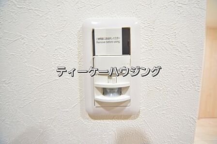 玄関には人感センサー付きの照明を設置しました。
