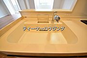家族と触れ合いを大切にできる対面キッチンです。浄水器付きです。