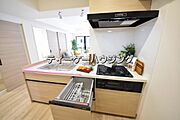対面式キッチンからはご家族の笑顔を眺めながらお料理して頂けます。毎日の炊事が楽しくなりますね。