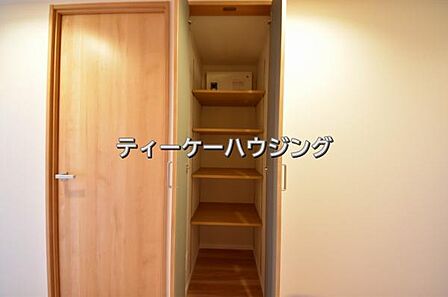 廊下に収納があると助かりますよね。