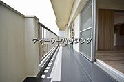 広々したバルコニーは日々の暮らしに、ゆとりと優雅さをもたらしてくれる筈です。 
