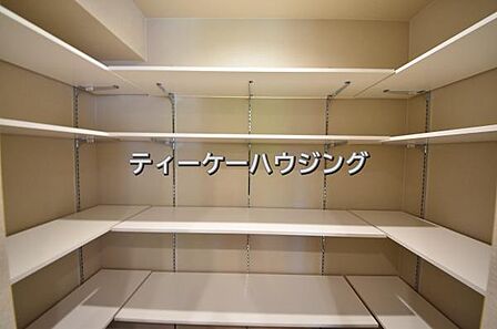 キッチン後ろに設置された大型のパントリーです。