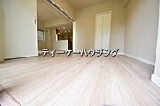 バルコニーに面した明るくて、風通しの良い心地よい洋室です。