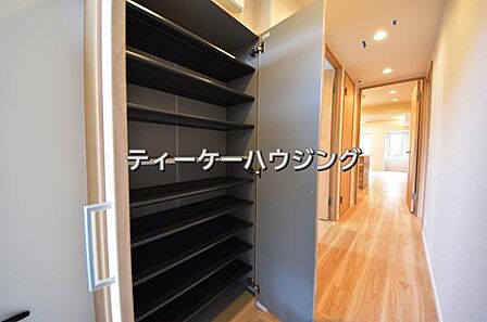 収納力たっぷり。ゆとりのシューズボックスにはママのブーツもラクラク入ります。