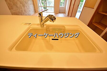 家族と触れ合いを大切にできる対面キッチンです。浄水器付きです。