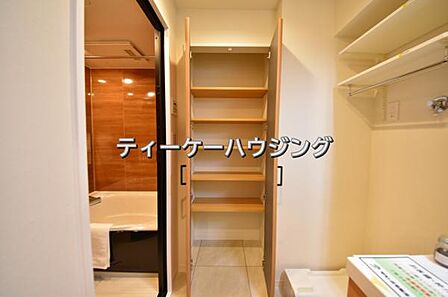 洗面所に収納があると助かりますよね。