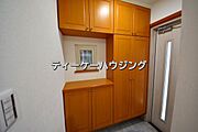 収納力たっぷり。ゆとりのシューズボックスにはママのブーツもラクラク入ります。