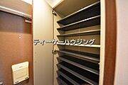 収納力たっぷり。ゆとりのシューズボックスにはママのブーツもラクラク入ります。