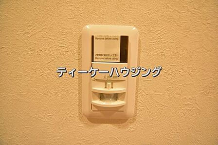 玄関には人感センサー付きの照明を設置しました。
