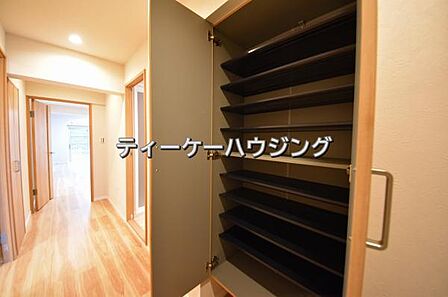 気持ちを整える場所でもある玄関。これなら、明るい気持ちで「いってきます」が言えそうですね。