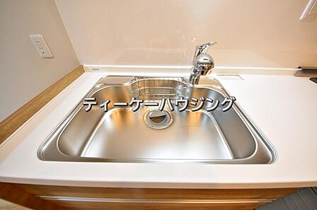 いつでも清潔に、お手入れ楽々なシンク。浄水機能を備えた水栓も魅力です。