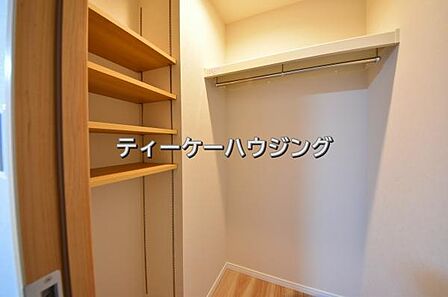 女性に嬉しい大容量のウォークインクローゼット。収納場所を気にせず、ママも安心してオシャレを楽しめます