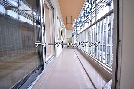 広々したバルコニーは日々の暮らしに、ゆとりと優雅さをもたらしてくれる筈です。