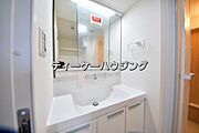 清潔感のあるボウル。開放感ある空間と、十分な大きさの鏡も自慢です。 