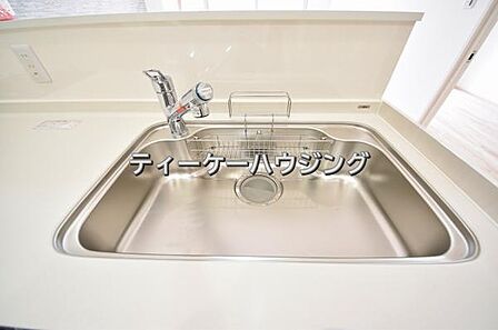 家族と触れ合いを大切にできる対面キッチンです。浄水器付きです。