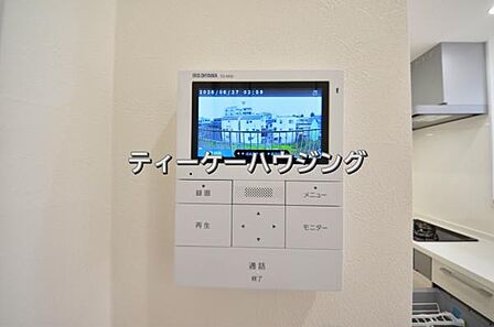 室内から来訪者の確認ができます。カラーモニター付きインターフォン