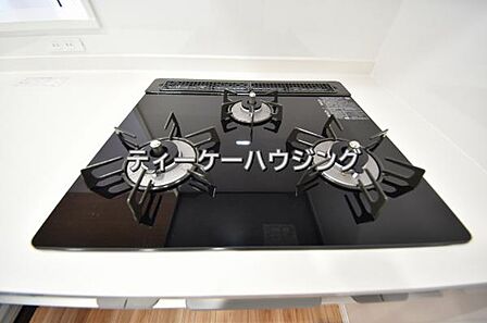 三つの調理が同時に出来てお料理時間を一気に短縮。三口ホーロートップコンロ