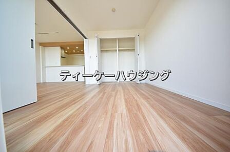 南に面した洋室は採光、通風に優れた心地よい空間です。