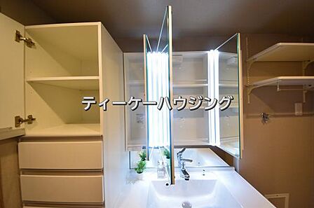 三面鏡の裏には収納がたっぷり。洗面室をすっきりきれいに使えます。