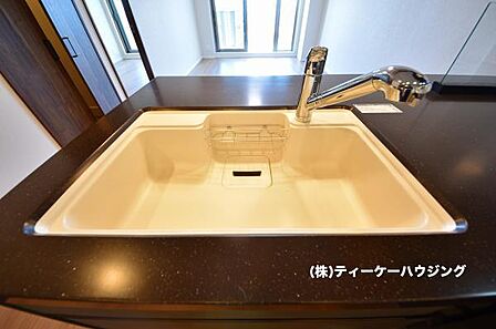 家族と触れ合いを大切にできる対面キッチンです。浄水器付きです。