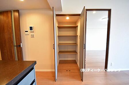 リビングに収納があると助かりますよね。