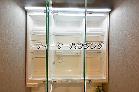 三面鏡の裏には収納がたっぷり。洗面室をすっきりきれいに使えます