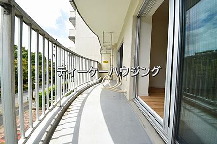 広々したバルコニーは日々の暮らしに、ゆとりと優雅さをもたらしてくれる筈です。