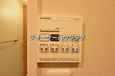 浴室暖房乾燥機がバスルーム内を換気して、カビの発生を抑えます。お洗濯物もよく乾きます。 