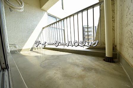 広々したバルコニーは日々の暮らしに、ゆとりと優雅さをもたらしてくれる筈です。 
